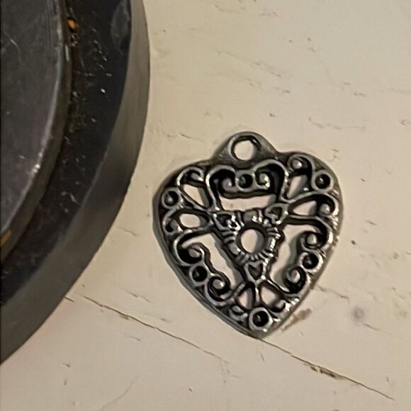 Vintage-1970s-0.75” silver tone scroll work heart charm/pendant with jump hoop - Picture 8 of 10